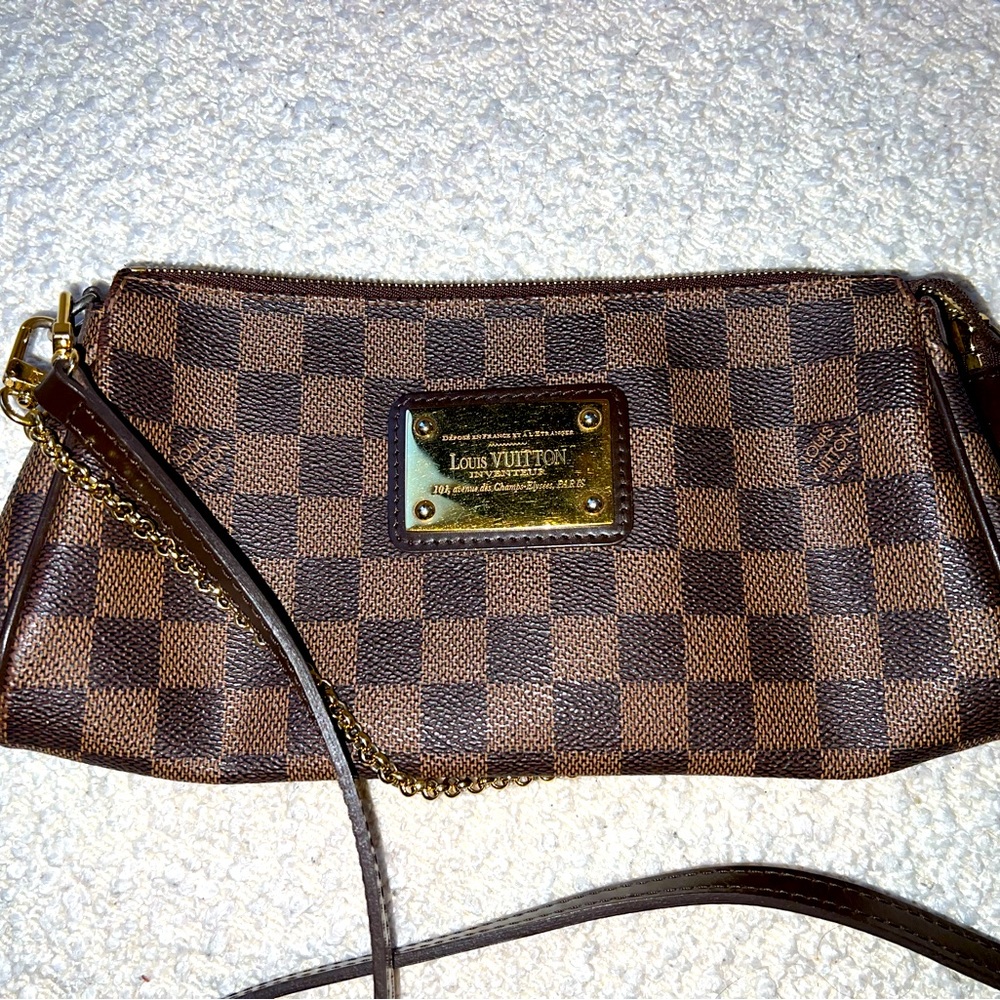AUTHENTIC LOUIS VUITTON
Damier Ebene Eva Clutch
